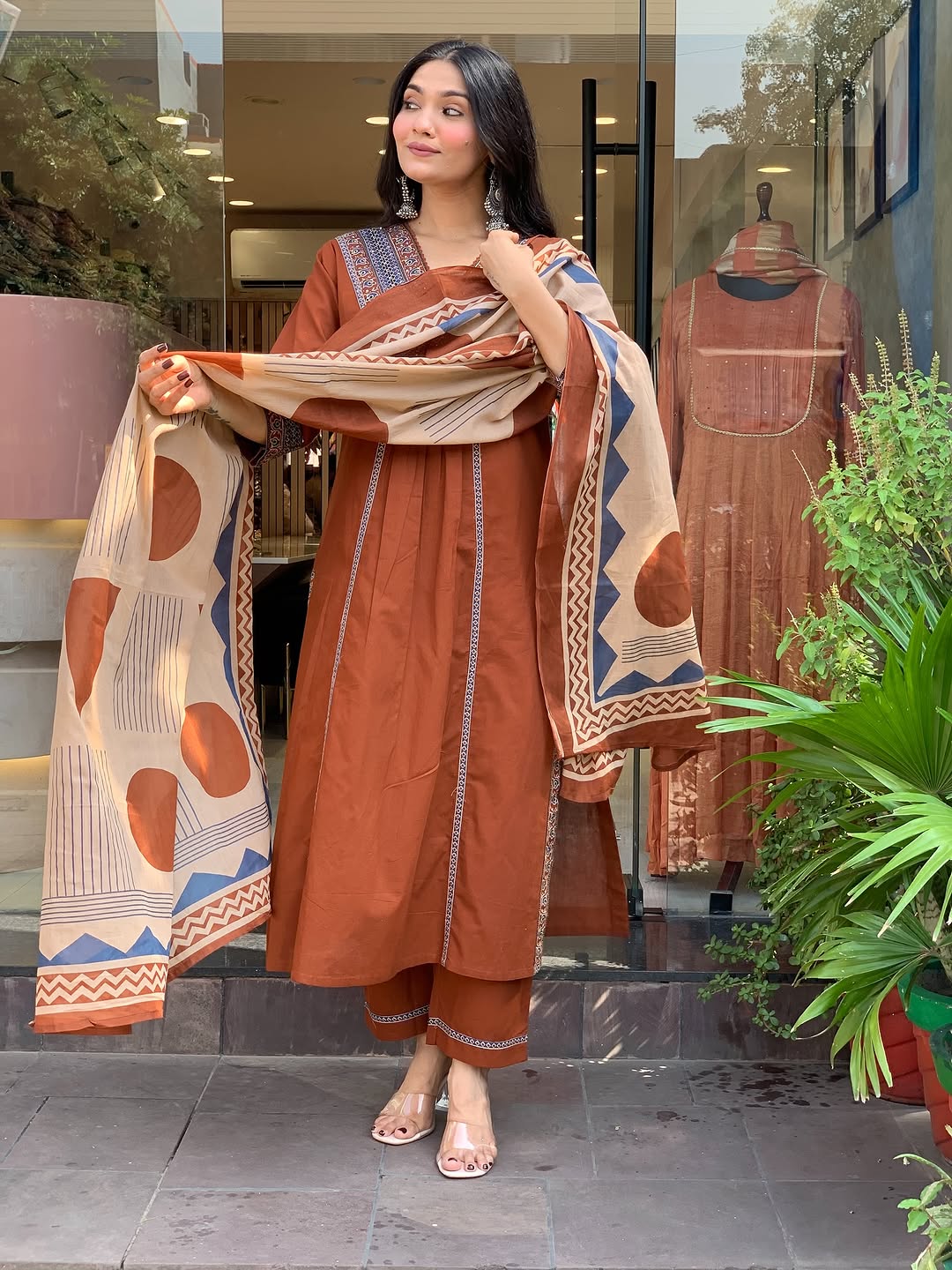 Look straight out of a dreamy movie set as  you turn around and walk in this elegant flaired suit ! The perfect of traditional wear (SWSK35)