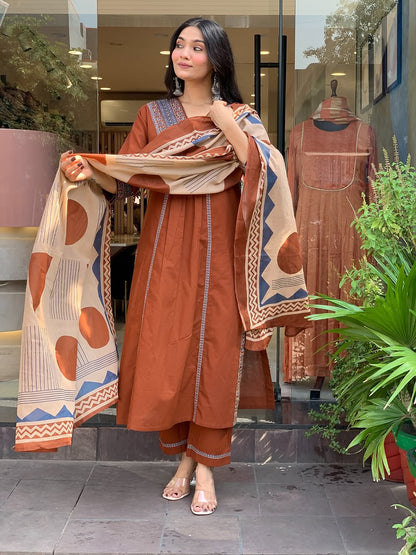 Look straight out of a dreamy movie set as  you turn around and walk in this elegant flaired suit ! The perfect of traditional wear (SWSK35)