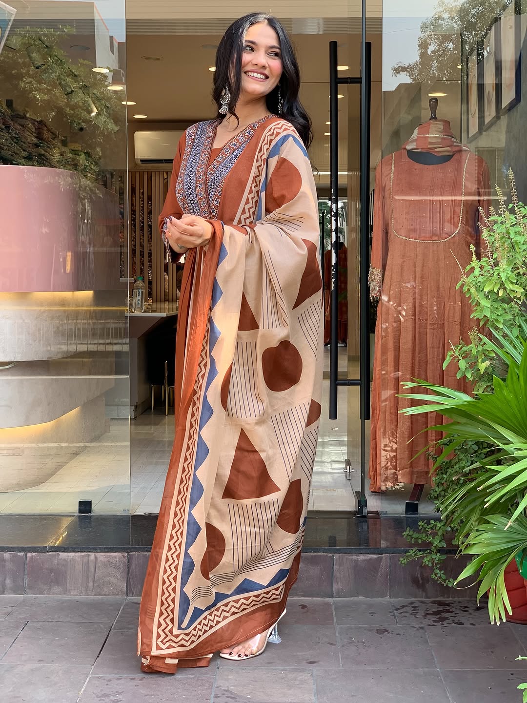 Look straight out of a dreamy movie set as  you turn around and walk in this elegant flaired suit ! The perfect of traditional wear (SWSK35)