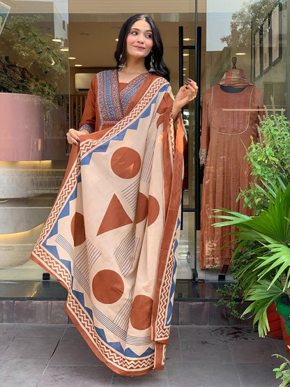 Look straight out of a dreamy movie set as  you turn around and walk in this elegant flaired suit ! The perfect of traditional wear (SWSK35)