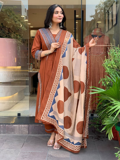 Look straight out of a dreamy movie set as  you turn around and walk in this elegant flaired suit ! The perfect of traditional wear (SWSK35)