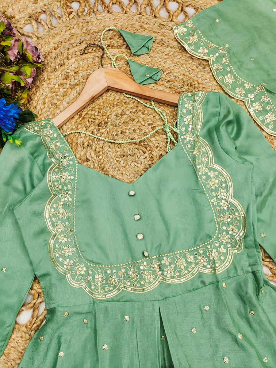 Tradition Meets Modern Grace in This Stunning Ethnic Ensemble (RRRD31)
