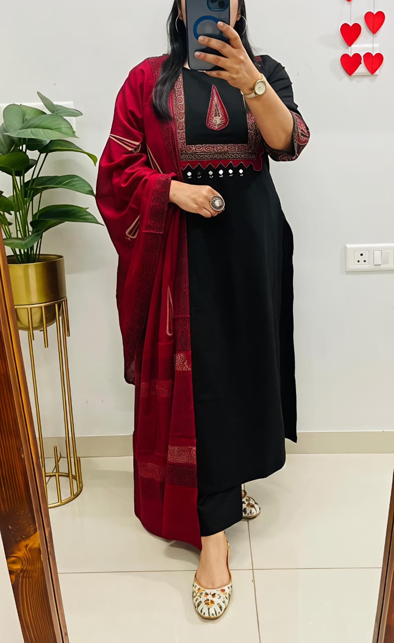 New straight kurta 3 pcs set with new style 👗(SWSK50)