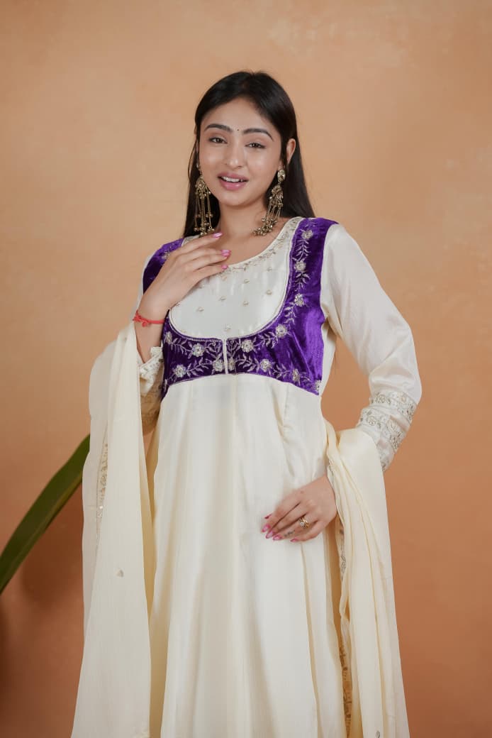 🥰 NEW LAUNCHING  3 PIECE  SUIT SET WITH BEAUTIFUL YOKE💖  NEW HEAVY DESIGNER  EMBROIDERY WORK SUIT SET(RRRD38)