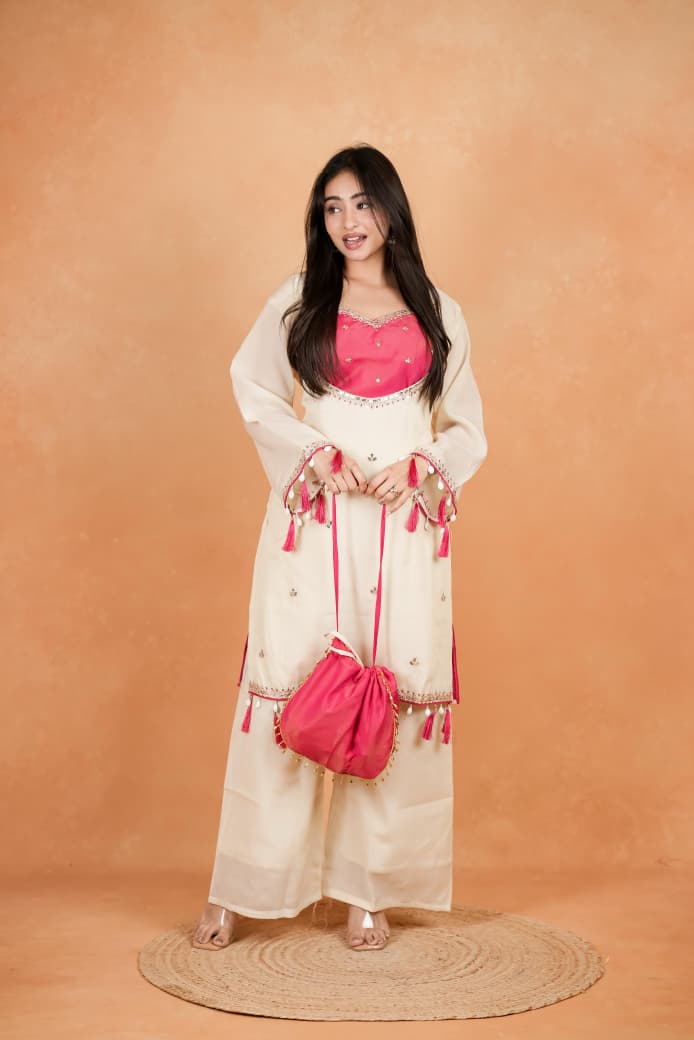 Featuring beautiful Heavy Suit Set which is beautifully decorated Embroidered🪡and Hand work. It is paired with matching Plazzo🪡.Complet Lining with Beautiful work(RRRD39)