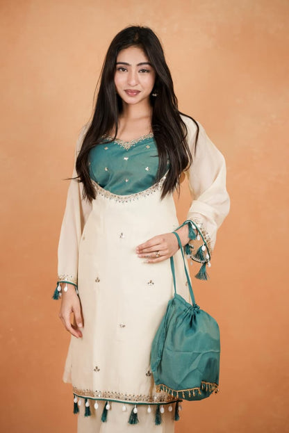 Featuring beautiful Heavy Suit Set which is beautifully decorated Embroidered🪡and Hand work. It is paired with matching Plazzo🪡.Complet Lining with Beautiful work(RRRD39)