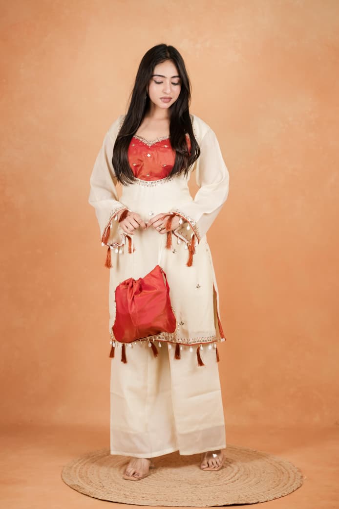 Featuring beautiful Heavy Suit Set which is beautifully decorated Embroidered🪡and Hand work. It is paired with matching Plazzo🪡.Complet Lining with Beautiful work(RRRD39)