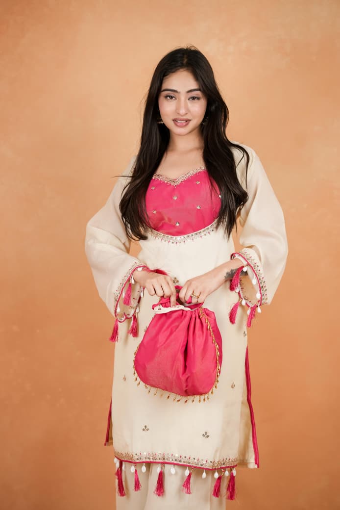 Featuring beautiful Heavy Suit Set which is beautifully decorated Embroidered🪡and Hand work. It is paired with matching Plazzo🪡.Complet Lining with Beautiful work(RRRD39)