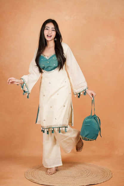 Featuring beautiful Heavy Suit Set which is beautifully decorated Embroidered🪡and Hand work. It is paired with matching Plazzo🪡.Complet Lining with Beautiful work(RRRD39)