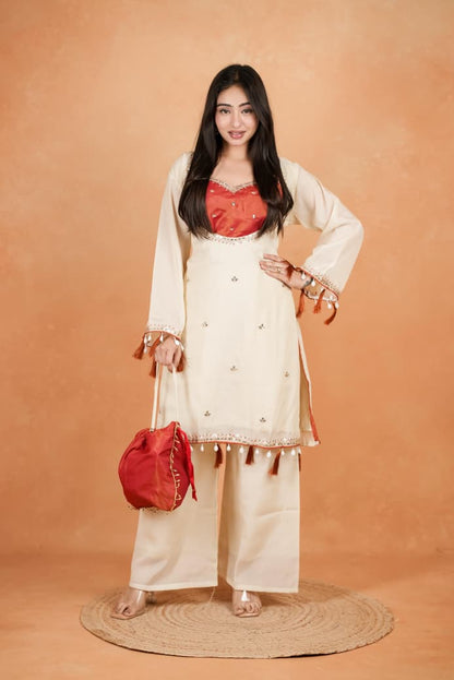 Featuring beautiful Heavy Suit Set which is beautifully decorated Embroidered🪡and Hand work. It is paired with matching Plazzo🪡.Complet Lining with Beautiful work(RRRD39)