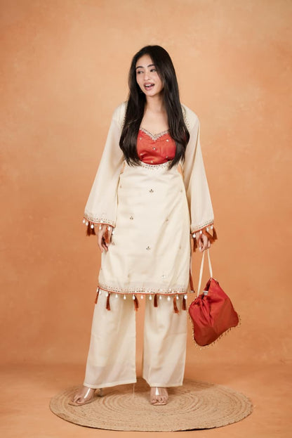 Featuring beautiful Heavy Suit Set which is beautifully decorated Embroidered🪡and Hand work. It is paired with matching Plazzo🪡.Complet Lining with Beautiful work(RRRD39)