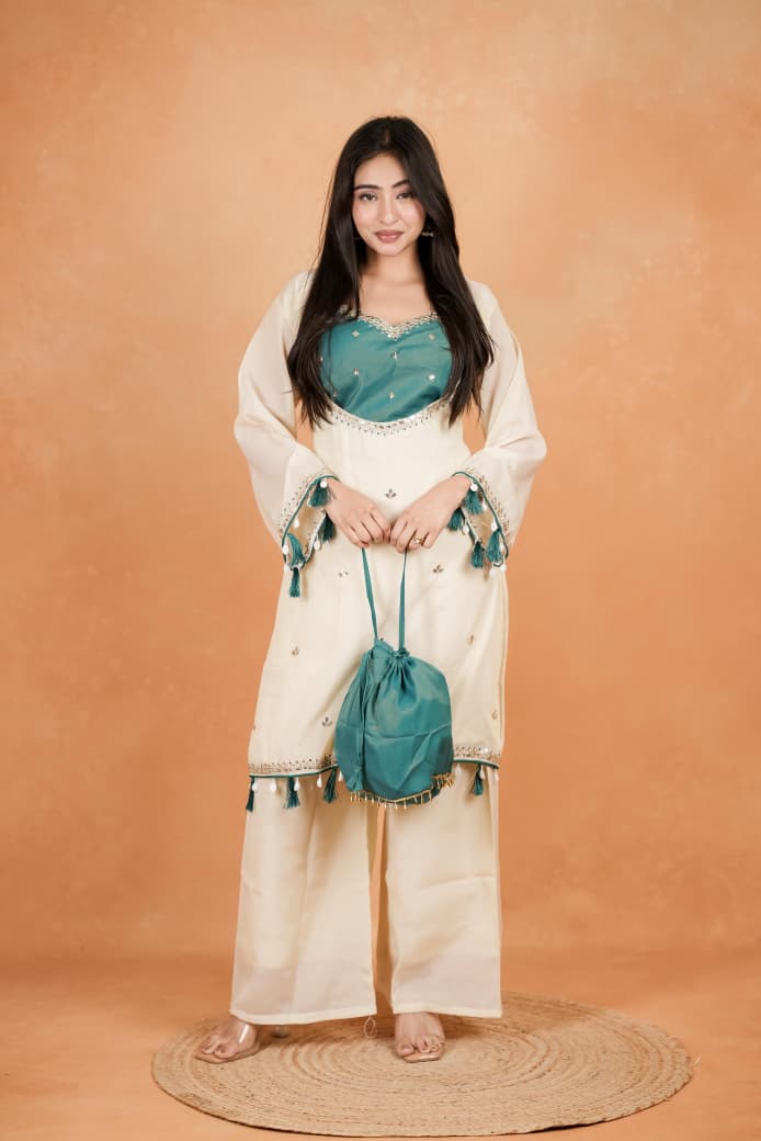 Featuring beautiful Heavy Suit Set which is beautifully decorated Embroidered🪡and Hand work. It is paired with matching Plazzo🪡.Complet Lining with Beautiful work(RRRD39)