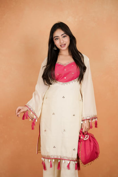 Featuring beautiful Heavy Suit Set which is beautifully decorated Embroidered🪡and Hand work. It is paired with matching Plazzo🪡.Complet Lining with Beautiful work(RRRD39)