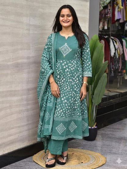 Look Beautiful in our New all over Bandhani Discharge Printed suit set cotton Dupatta pant set for all day comfort 💖(RD45)
