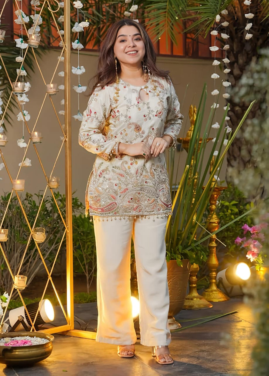 Featuring beautiful Heavy Suit Set which is beautifully decorated  Embroidery 🪡 . It is paired with matching Trouser Pair.(RRR43)