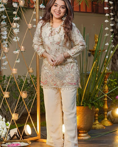 Featuring beautiful Heavy Suit Set which is beautifully decorated  Embroidery 🪡 . It is paired with matching Trouser Pair.(RRR43)