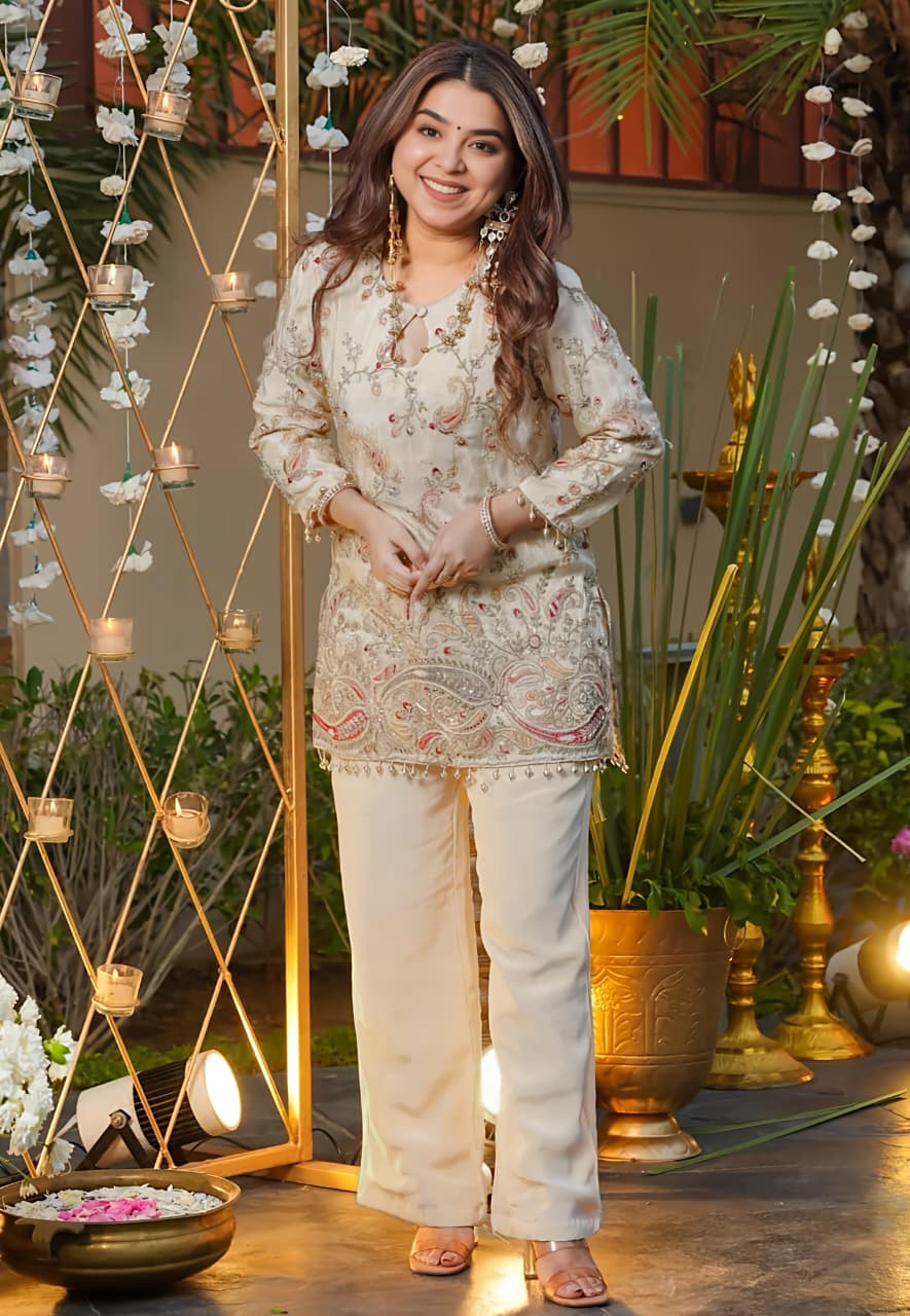 Featuring beautiful Heavy Suit Set which is beautifully decorated  Embroidery 🪡 . It is paired with matching Trouser Pair.(RRR43)