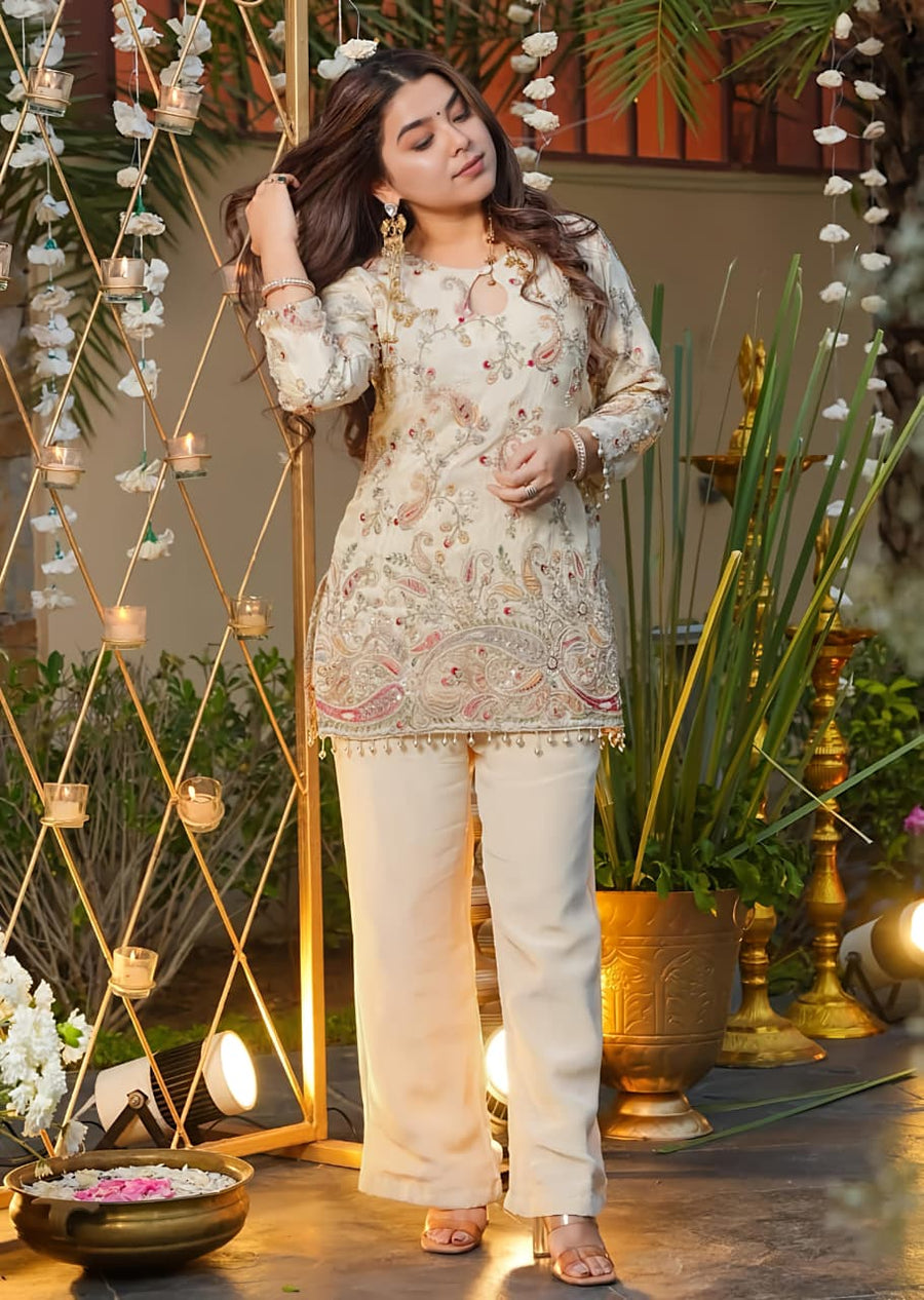 Featuring beautiful Heavy Suit Set which is beautifully decorated  Embroidery 🪡 . It is paired with matching Trouser Pair.(RRR43)