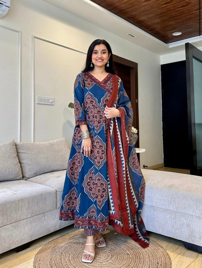 Look straight out of a dreamy movie set as &you turn around and walk in this elegant flaired suit !