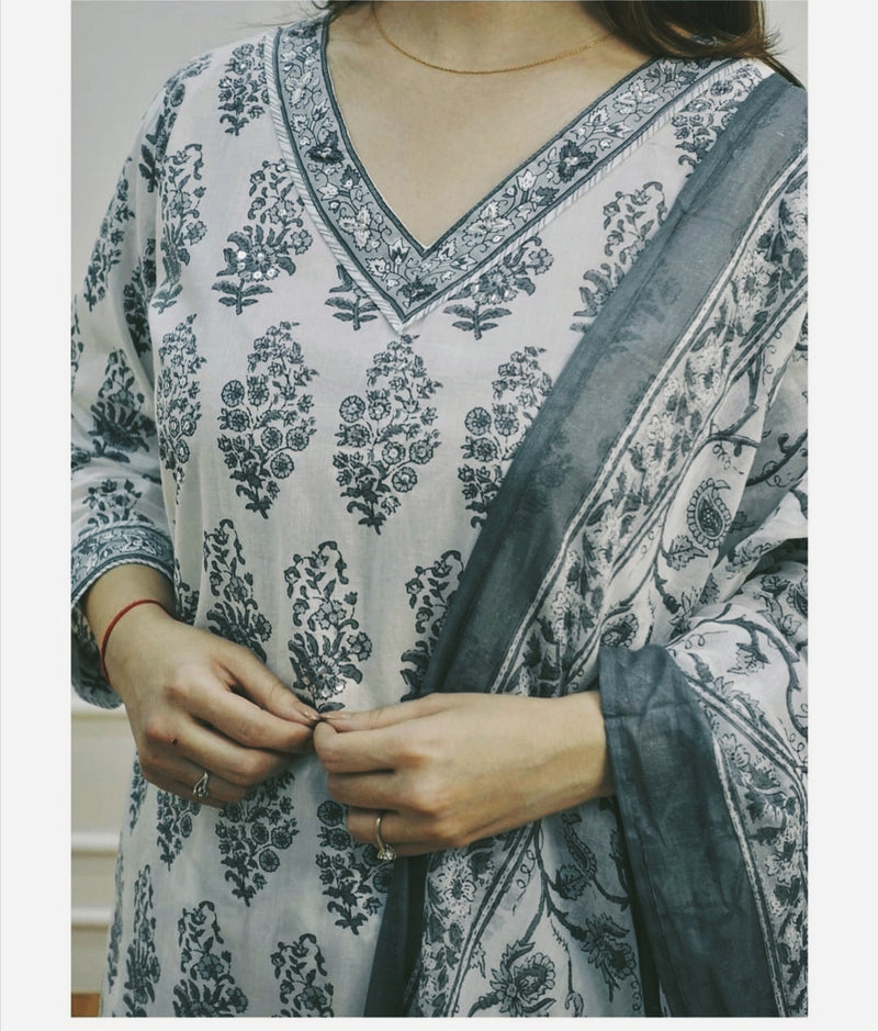 Floral motif printed cotton kurta with pocket one side of the kurta and pleated salwar  and soft cotton malmal dupatta💃💃 (SWRD09)